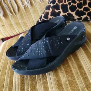 BZees sz 8.5 Black Gore Wedge Strappy Sandals